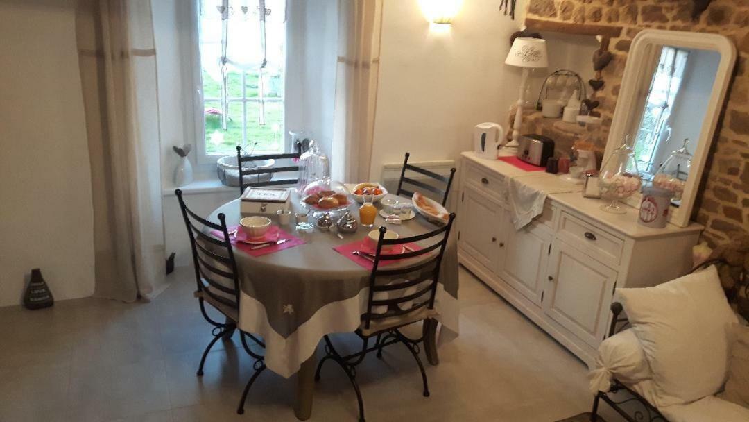 Chambres D'Hotes La Clef Des Champs Montpinchon Zewnętrze zdjęcie